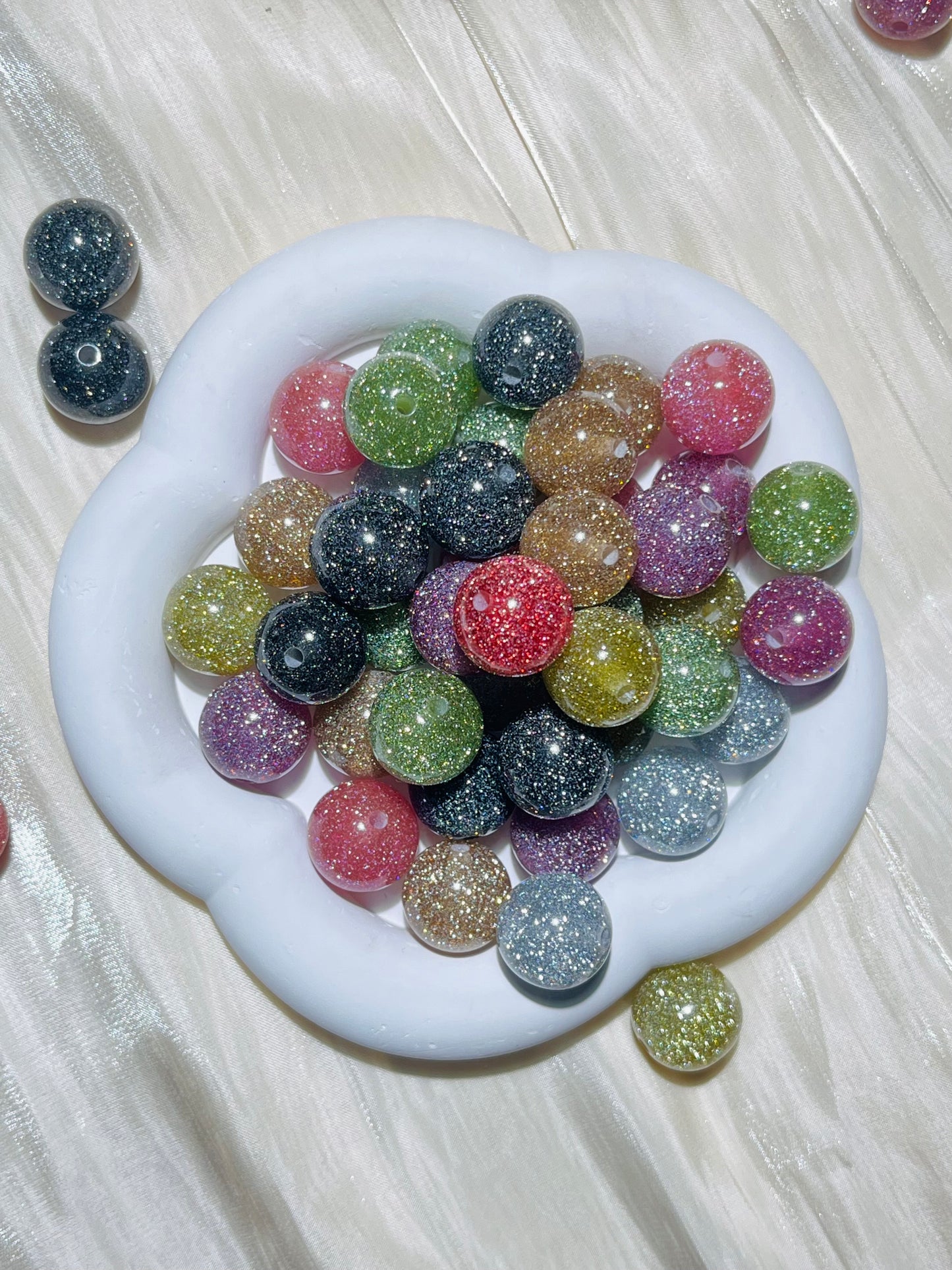 Acrylic beads(All kinds of beads are 16 mm.)